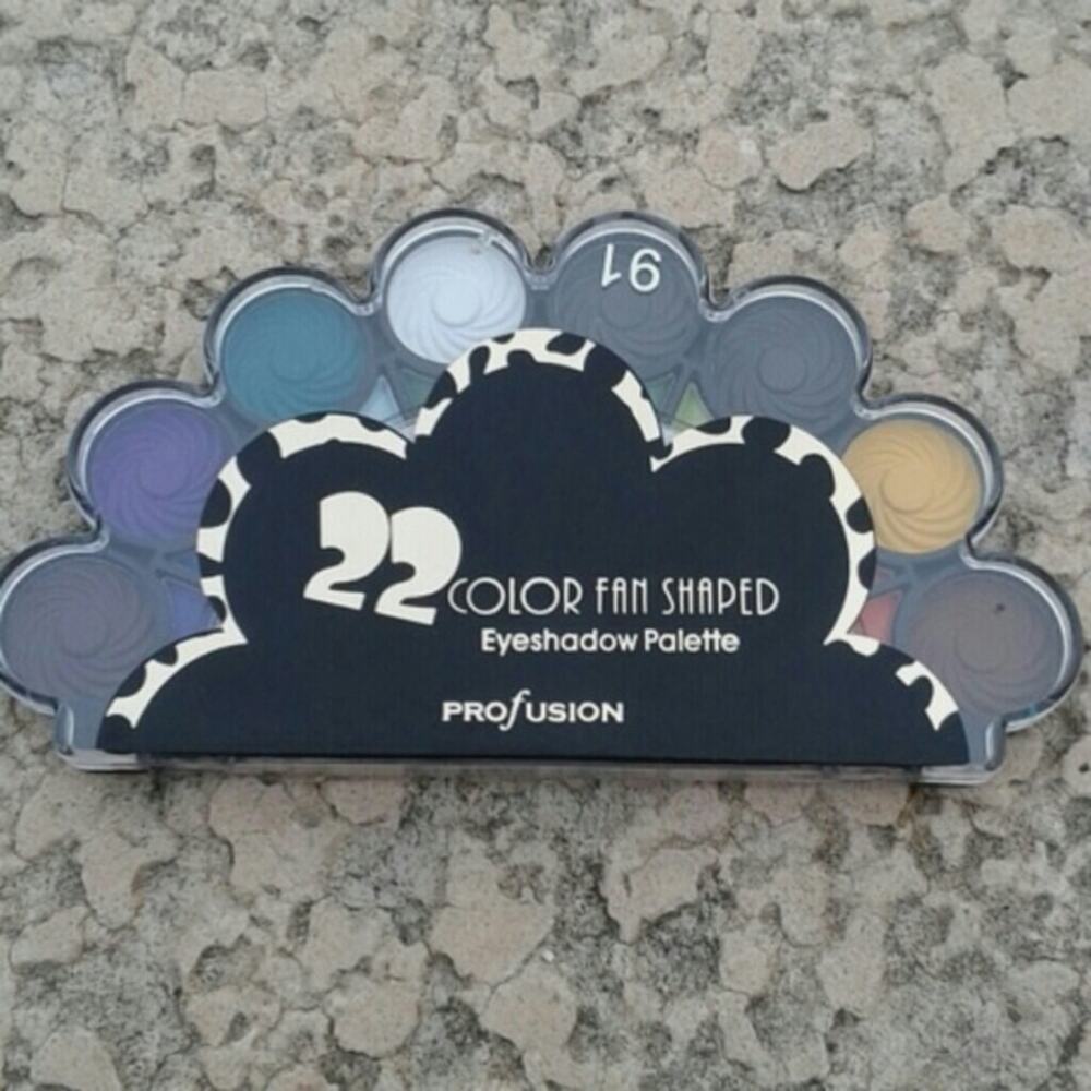 Profusion Eyeshadow 22 colors shades fan shape palette #91 new open package